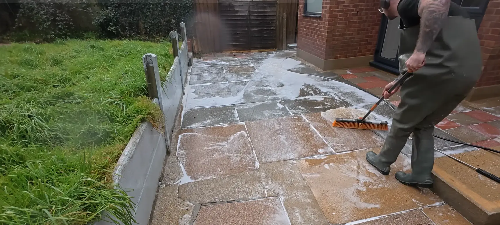 Algae and mold buildup on Jacksonville home exterior before pressure washing